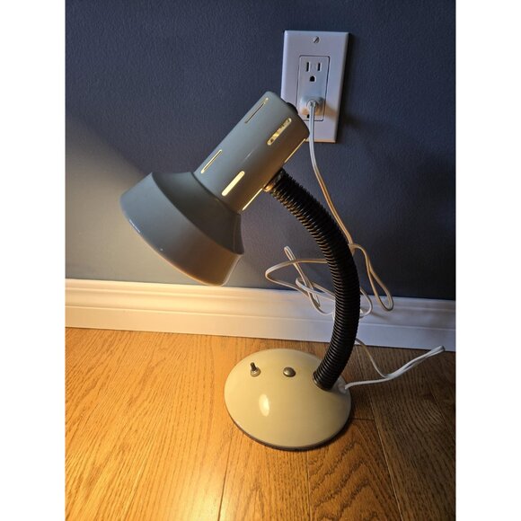 Vintage Beige Enamel Metal & Plastic Desk Lamp Adjustable Goose Neck Retro - Picture 2 of 10
